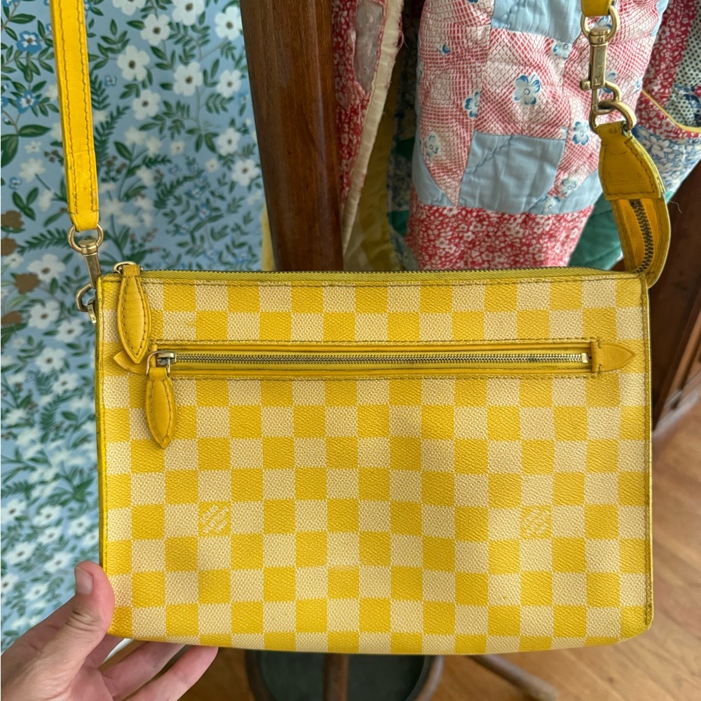Louis Vuitton Yellow Damier
Mimosa Modul Crossbody
Pochette Voyage Mobil